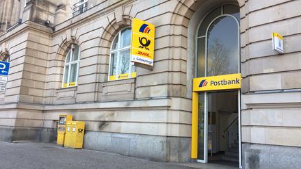 Kunden der Postbank-Filiale am Kirchsteigfeld, die im Sommer schließt, sollen bald die Filiale am Platz der Einheit nutzen.