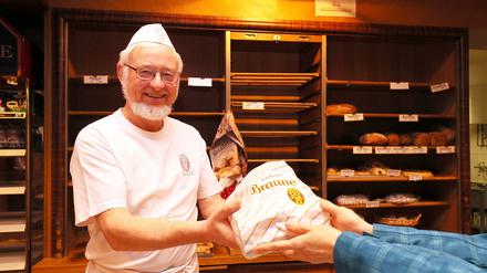 Auch die Potsdamer Bäckerei Braune, hier mit Bäckermeister Werner Gniosdorz, unterstützt die App "Too Good to Go".