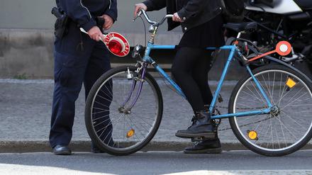 Die Polizei hat Radfahrer in Potsdam auf ihr Verkehrverhalten hin überprüft.