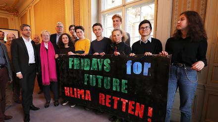 Zu Besuch. „Fridays for Future“-Aktivisten bei Oberbürgermeister Mike Schubert (links., SPD) und der Vorsitzenden der SSV, Birgit Müller (2.v.l., Die Linke).