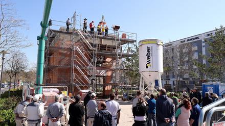 Geschäftsführer Jörg Schröder und die künftigen Mitarbeiter des Cafés stiegen über Leitern auf das Dach. Dort hämmerten Letztere noch einige Nägel in den Rohbau.