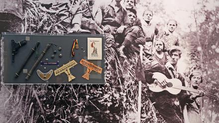 Pistolen, Schlagstöcke und Gitarre. Die Schau thematisiert gegensätzliche Bewegungen in den 1920er-Jahren.