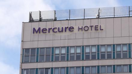 Schmaler, dunkler - und nicht mehr leuchtend: So sieht der neue Schriftzug am Hotel Mercure aus.