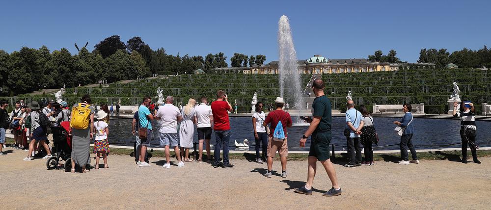 Sorglos vor Corona: Touristen vor Schloss Sanssouci im Sommer 2019