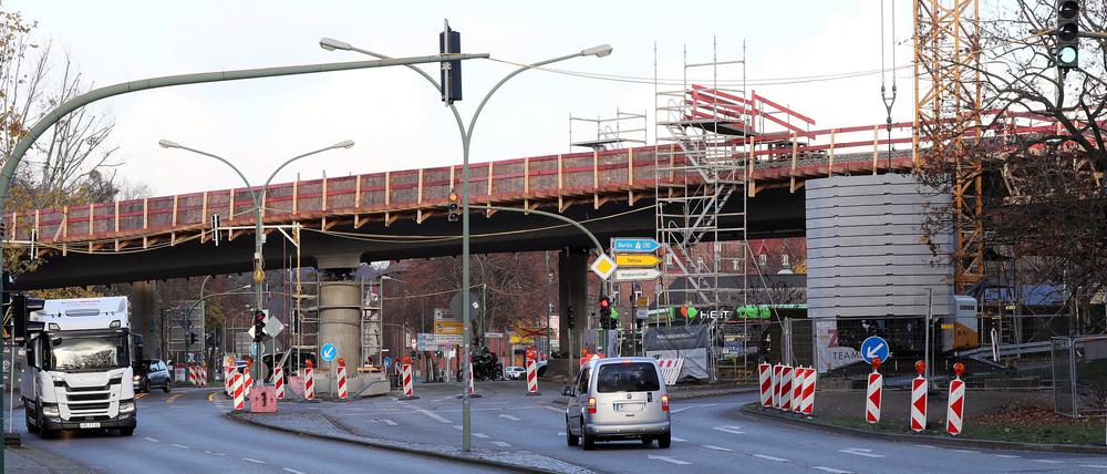 Dauerbaustelle in Potsdam: Der Neubau der Hochstraßenbrücken für die Nutheschnellstraße sorgt weiter für Verkehrsbehinderungen (Archivfoto).