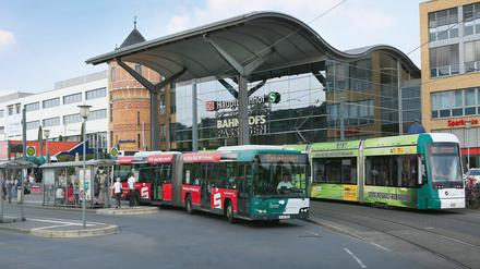Vergleichsweise günstig. Am Potsdamer Hauptbahnhof ist der zentrale Umsteigepunkt im Nahverkehrsnetz. 
