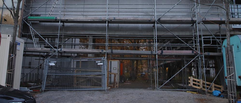 Weil die Fassade des Filmuni-Neubaus noch offen ist, können im Inneren noch keine Leitungen verlegt werden.