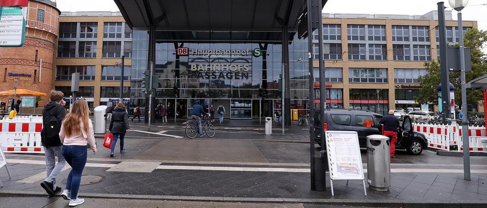 Gefährlicher Übergang am Potsdamer Hauptbahnhof. 