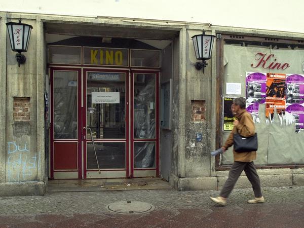 Das Bild zeigt das frühere Kino "Melodie" in der Friedrich-Ebert-Straße, das auch längst Potsdamer Kinogeschichte ist.