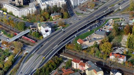 Die beiden Brücken über die Friedrich-List-Straße (rechts oben) und über die Friedrich-Engelsstraße werden abgerissen und neu aufgebaut.