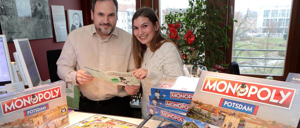 PNN-Vertriebsleiter Thomas Hanisch und Alina Heck von Winning Moves haben das Potsdam-Monopoly getestet.