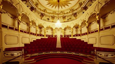 Heute dürfen wir einen Blick in das Schlosstheater am Neuen Palais werfen. Versprochen, wir werden berichten.