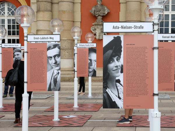 Die Installation „Das filmische Gesicht der Stadt Potsdam“ war 2020 vor dem Filmmuseum zu sehen.