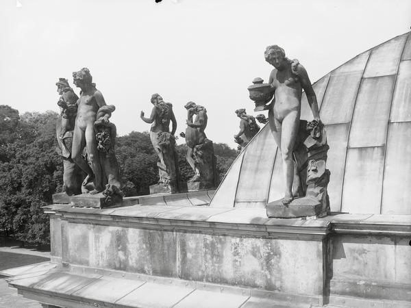 Attikafiguren auf dem Dach des Potsdamer Stadtschlosses, 1931.
