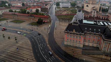 Die Breite Straße vor dem Landtagsschloss wird am kommenden Wochenende saniert.