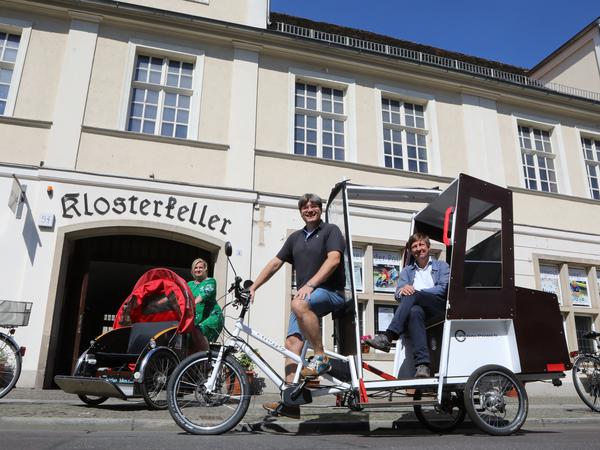 Fahrrad-Rikscha des Stiftungsprojektes „Bürgermobil” vor dem Klosterkeller Potsdam.