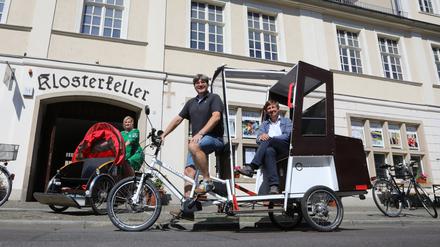 Potsdamer Bürgerstiftung: Mirko Seffzig (mitte), mit Fahrrad-Rikscha des Stiftungsprojektes „Bürgermobil” vor dem Klosterkeller Potsdam.