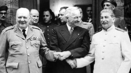 Der britische Premierminister Winston Churchill, der amerikanische Präsident Harry S. Truman und der sowjetische Diktator Josef Stalin (v. l. n. r.) reichen sich während der Potsdamer Konferenz vor der Villa Urbig die Hände. 