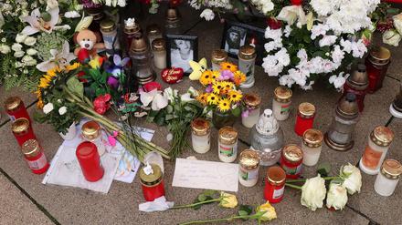 Verwandte, Kollegen und Potsdamer erinnern mit Blumen und Kerzen an die gestorbene Rumänin.