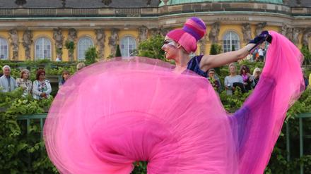 Farbenfroher Auftakt der Potsdamer Schlössernächte 2019 am Freitag vor dem Schloss Sanssouci.