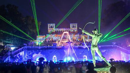 Eine Lasershow wird vor der farbig beleuchten Orangerie während der Potsdamer Schlössernacht im Park Sanssouci geboten.