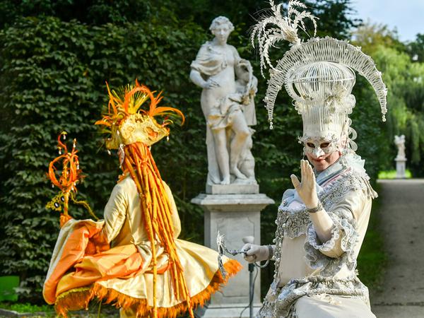 Darsteller von "Costumi" in historischen Kostümen wandeln während der Potsdamer Schlössernacht im Park Sanssouci. 