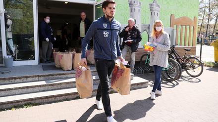 Fussballer des SV Babelsberg 03 liefern Tafel-Lebensmittel an Bedürftige aus.