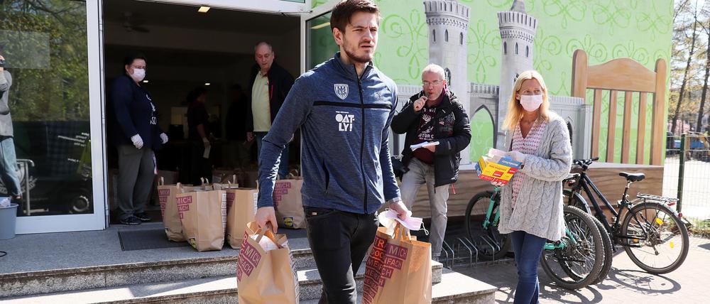 Fussballer des SV Babelsberg 03 liefern Tafel-Lebensmittel an Bedürftige aus.