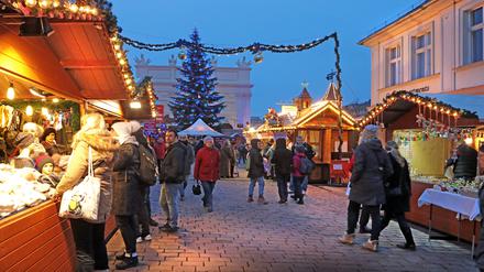 Auch die Stände des Weihnachtsmarkts in der Brandenburger Straße in Potsdam öffnen heute bis 22 Uhr.