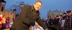 Oberbürgermeister Mike Schubert (SPD) schneidet traditionell den Weihnachtsstollen für die Besucher an.