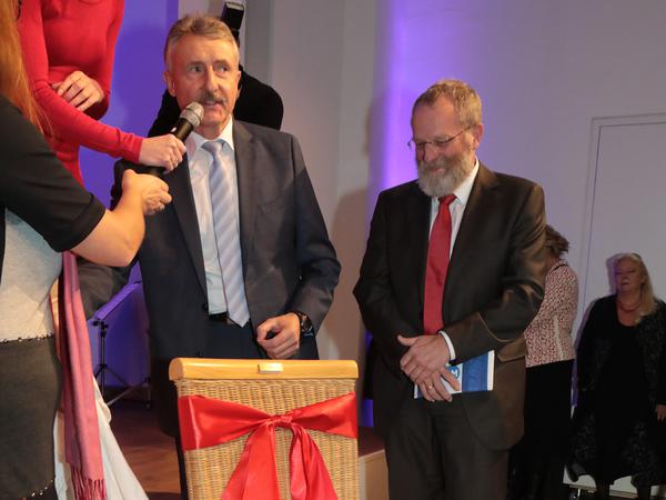 Innenminister Schröter und Woidke schenkten Jakobs einen Korbstuhl für Klönabende mit Senioren aus Politik und Wirtschaft.