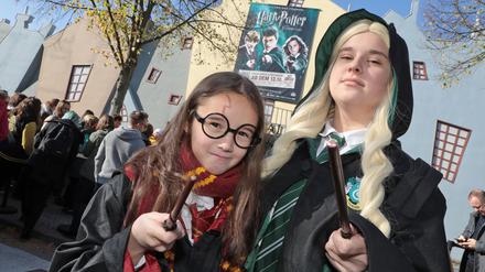 Josephine und Schanti aus Halle kamen als Harry und Draco verkleidet zur Harry-Potter-Schau nach Babelsberg.