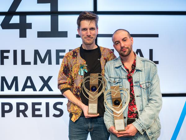 Regisseur Johannes Maria Schmit (l.) und Hauptdarsteller Tucké Royale, der heute ins Thalia kommt, sind beim 41. Filmfestival Max Ophüls Preis in diesem Jahr für ihren Film "Neubau" ausgezeichnet worden.