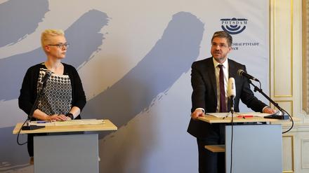 Amtsärztin Kristina Böhm und Potsdams Oberbürgermeister Mike Schubert (SPD).