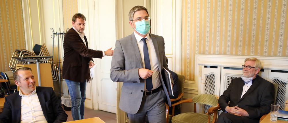 Oberbürgermeister Mike Schubert (SPD) mit Schutzmaske auf dem Weg zum Rednerpult bei der Pressekonferenz zur Beurlaubung der Klinikum-Geschäftsführung.
