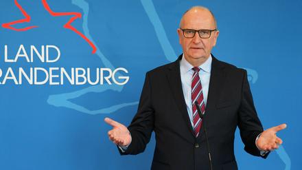 Brandenburgs Ministerpräsident Dietmar Woidke (SPD) informiert den Landtag über die Ergebnisse der Beratungen.