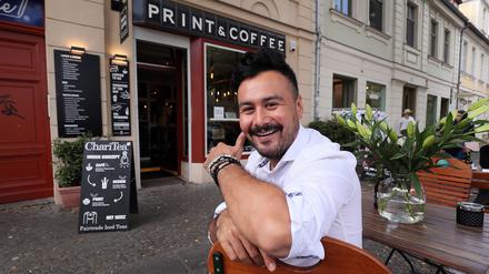 Kreativ mit Kaffee. Jay Adel vor seinem Geschäft "Print &amp; Coffee" in der Lindenstraße.