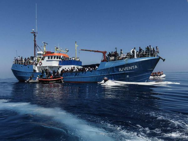 Flüchtlinge bei einem Einsatz an Bord des Schiffes "Iuventa" der Nichtregierungsorganisation Iuventa Jugend im Mittelmeer (undatierte Aufnahme).