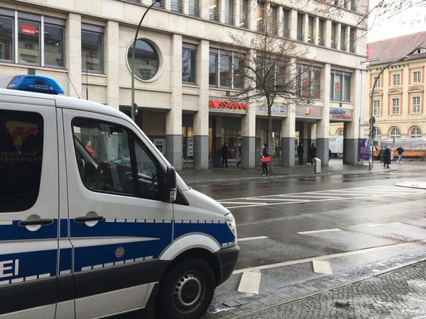 Vor der Deutschen Bank Filiale an der Wilhelm Galerie hat sich am Montagnachmittag Polizei postiert.