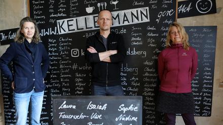 Uwe Kellermann vor der Liste der Spender, die im März das Café Kellermann unterstützt hatten. (mit Astrid Buzin von SoupWorld (l.), und Petra Walter-Streitz vom Jojo-Reise-und Trekkingladen)