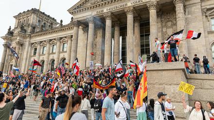 Demonstranten drängten am Samstag auch vor den Reichstag.