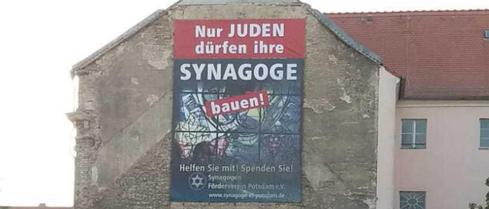 Protestplakat am Nachbarhaus des Synagogenbaufelds in der Potsdamer Mitte.