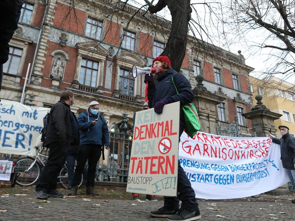 Prozess gegen einen Garnisonkirchengegner im Potsdamer Amtsgericht: Vor dem Gericht demonstrierten Unterstützer des Angeklagten.