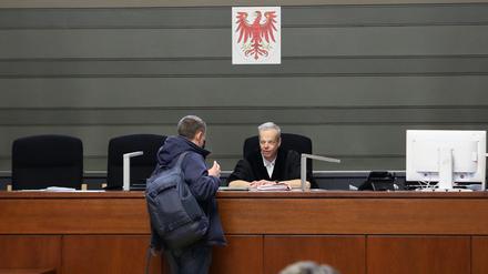 Der Angeklagte im Gespräch mit Richter Francois Eckhard.