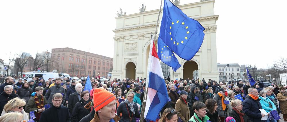 Etwa doppelt so viele Potsdamer wie vor einer Woche demonstrierten am Sonntag für ein geeintes Europa.