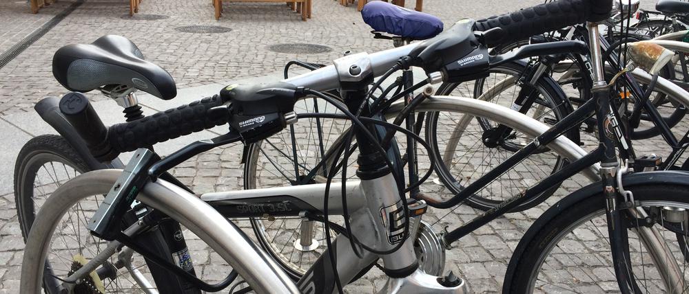 Am Otto-Braun-Platz gibt es 16 Stellplätze für Fahrräder, die meist gut belegt sind.