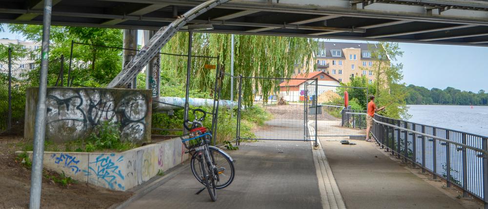 Sackgasse. Hinter der Bahnbrücke ist der Uferweg an der Havel abgesperrt. In der nördlichen Speicherstadt ist er sogar ganz verschwunden. Nun soll er provisorisch wieder geöffnet werden.