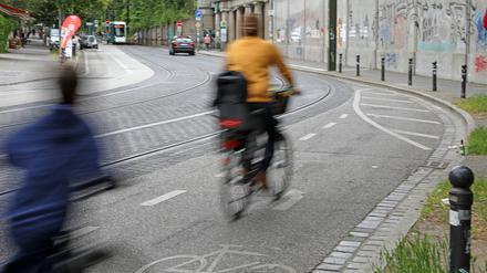 Der Fahrradweg auf der Potsdamer Rudolf-Breitscheidtstraße endet am Babelsberger S-Bahnhof abrupt. Radfahrer werden auf die Fahrbahn bzw. auf die Straßenbahngleise geleitet.
