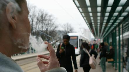 An zehn Haltestellen in Potsdam soll soll das Rauchen einsgechränkt werden. 