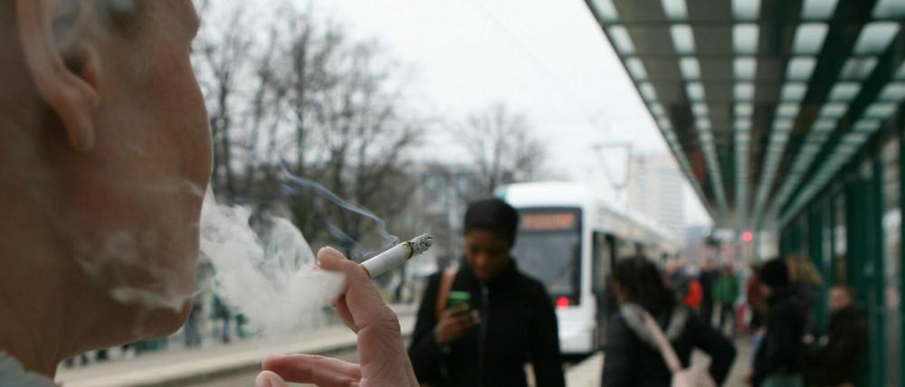 An zehn Haltestellen in Potsdam soll soll das Rauchen einsgechränkt werden. 